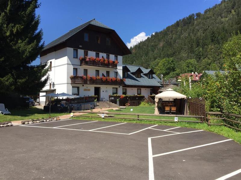 Hotel Tarvisio Four Seasons Exteriör bild